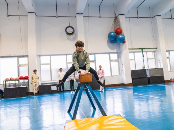 TÜV NORD-Gebäude-Check Kinder beim Sport in der Turnhalle