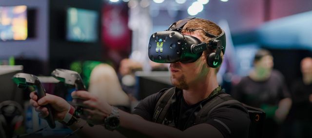 Ein Mann testet auf einer Messe eine VR-Brille