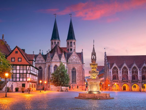 Der Altstadtring von Braunschweig mit der Martinskirche und dem historischen Brunnen bei Sonnenuntergang