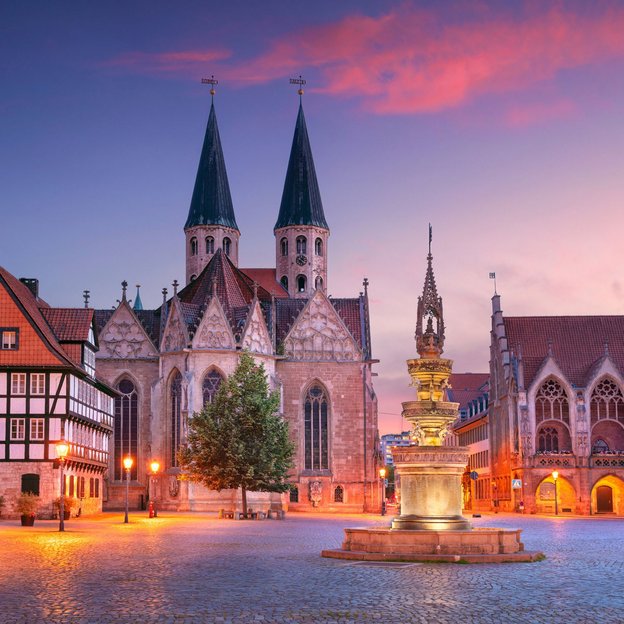 Der Altstadtring von Braunschweig mit der Martinskirche und dem historischen Brunnen bei Sonnenuntergang
