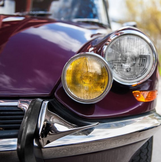 Frontscheinwerfer eines klassischen Autos