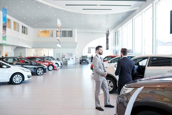 Autohaus mit verschiedenen Fahrzeugmodellen