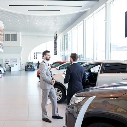 Autohaus mit verschiedenen Fahrzeugmodellen