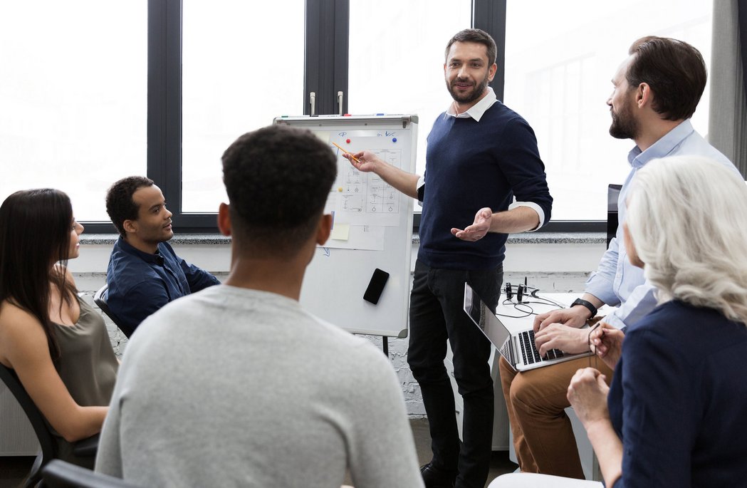 Gruppe von Fachleuten während einer Weiterbildungssitzung in der TÜV NORD Akademie