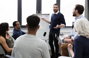 Gruppe von Fachleuten während einer Weiterbildungssitzung in der TÜV NORD Akademie
