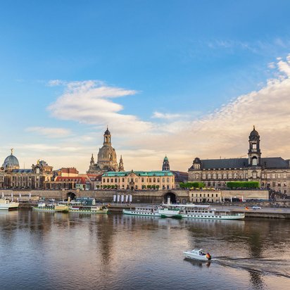 Panoramablick auf die Stadt Dresden mit historischen Gebäuden und der Elbe