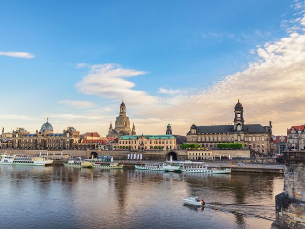 Panoramablick auf die Stadt Dresden mit historischen Gebäuden und der Elbe