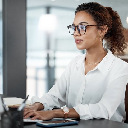 Person arbeitet konzentriert am Computer