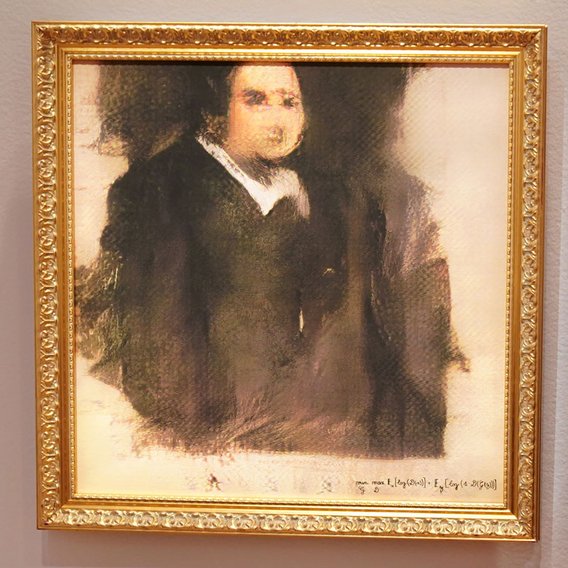 Ein Porträt in goldenem Prunkrahmen zeigt eine Person in dunklem Anzug mit weißem Kragen vor verschwommenem Hintergrund, gemalt in erdigen Brauntönen mit sichtbaren Pinselstrichen.