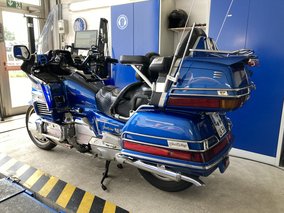 Blaues Motorrad in Werkstatt