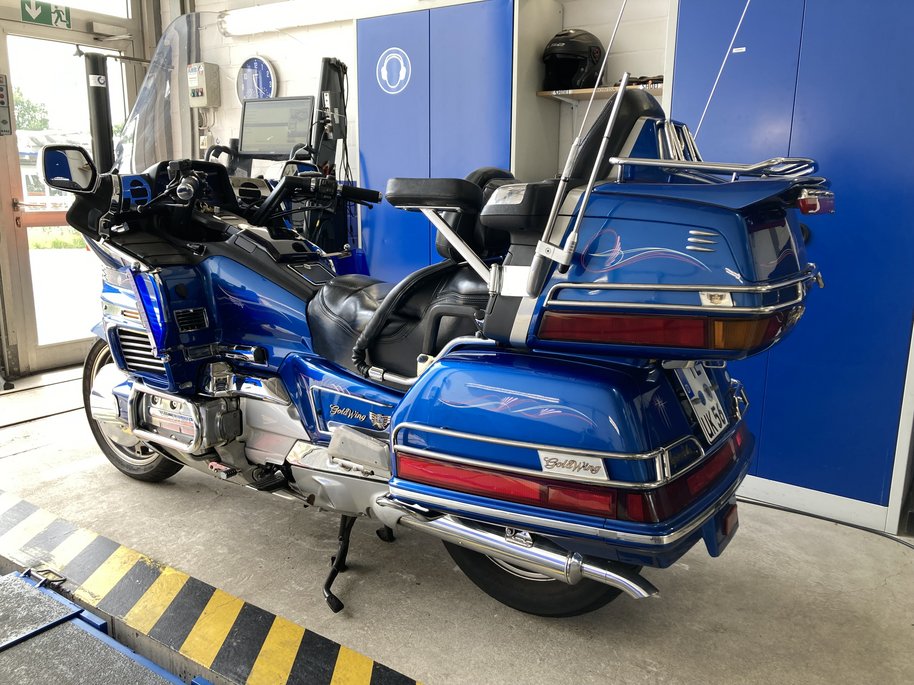 Blaues Motorrad in Werkstatt