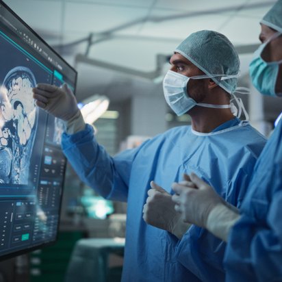 Chirurginnen und Chirurgen bei der Analyse Chirurginnen und Chirurgen bei der Analyse