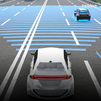 Visualisierung eines Fahrerassistenzsystems mit blau markierten Sensorbereichen, die von einem weißen Auto im Vordergrund ausgehen und ein schwarzes Fahrzeug auf der Straße erfassen.