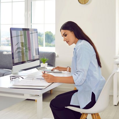 Erfahren Sie die wichtigsten BWL-Grundlagen und Kennzahlen für wirtschaftlichen Erfolg im Berufsalltag.