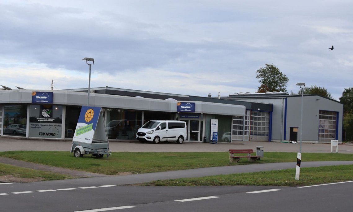 Außenansicht der TÜV NORD Station Kappeln-Ellenberg mit großzügigen Prüfhallen.