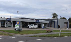 Außenansicht der TÜV NORD Station Kappeln-Ellenberg mit großzügigen Prüfhallen.