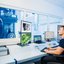 Ingenieur überwacht im IFM-Prüflabor von TÜV NORD auf mehreren Monitoren die Messdaten eines Prüfstands zur Prüfung sicherheitsrelevanter Fahrzeugbauteile und -systeme
