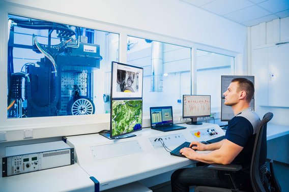 Ingenieur überwacht im IFM-Prüflabor von TÜV NORD auf mehreren Monitoren die Messdaten eines Prüfstands zur Prüfung sicherheitsrelevanter Fahrzeugbauteile und -systeme