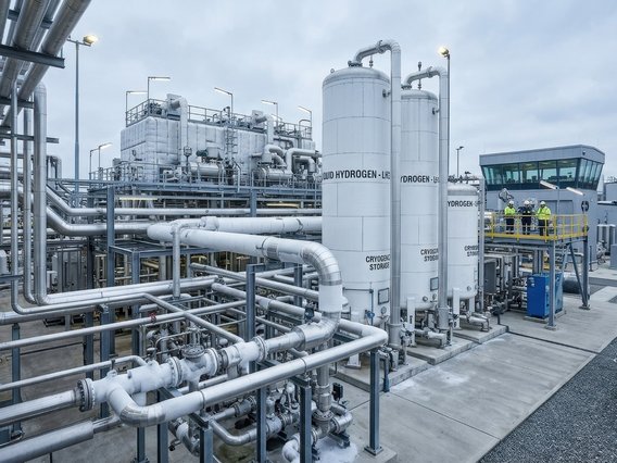 Wasserstoffanlage mit Rohrleitungen und Speichertanks