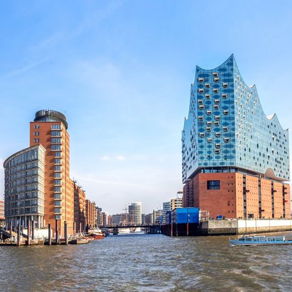 TÜV NORD Standort Hamburg – Sicherheit in der Hansestadt Blick auf die Elbphilharmonie und moderne Gebäude im Hamburger Hafen bei Sonnenschein