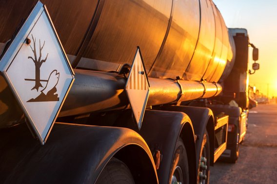 Tanklastwagen mit Gefahrgutkennzeichnung bei Sonnenuntergang