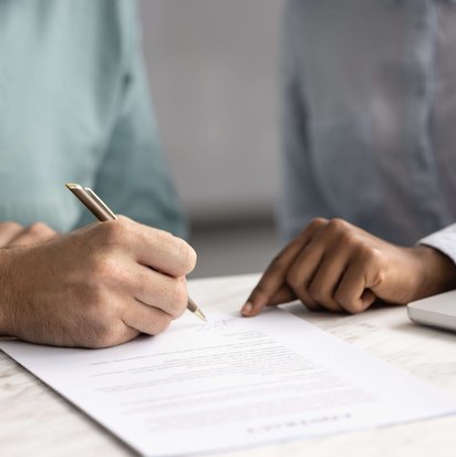 header- TÜV NORD Transfer Bewerbungstraining Unterschreiben eines Dokuments