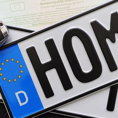 Kfz-Kennzeichen und Fahrzeugdokumente in Deutschland Deutsche Kfz-Kennzeichen mit Fahrzeugdokumenten und Autoschlüssel