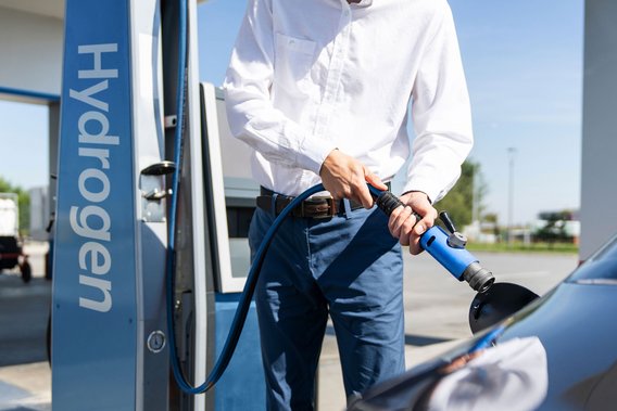 Wasserstofftankstelle mit Fahrzeugbetankung