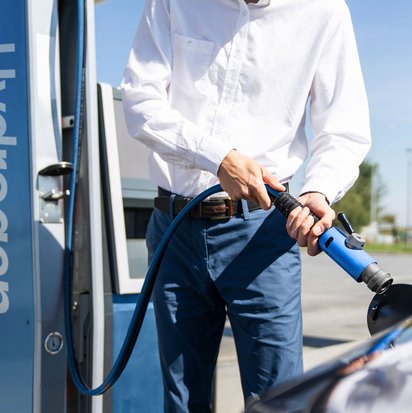 Wasserstofftankstelle mit Fahrzeugbetankung