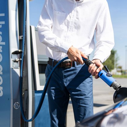 Wasserstofftankstelle mit Fahrzeugbetankung