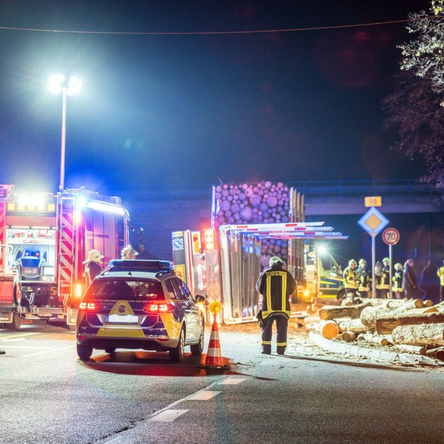Nachtunfall mit Feuerwehr und Polizei auf der Straße