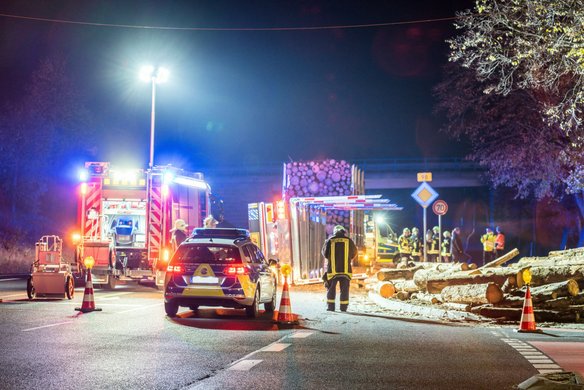 Nachtunfall mit Feuerwehr und Polizei auf der Straße