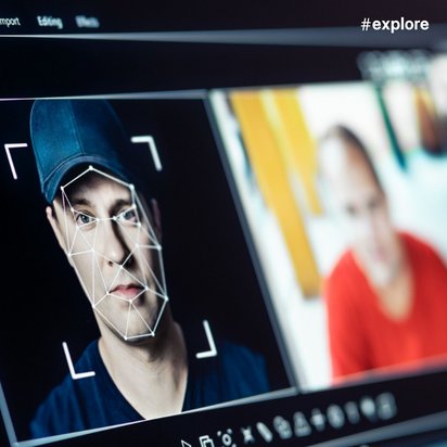 Bildschirm mit Bildbearbeitungssoftware, die ein Gesichtserkennungssystem zeigt - ein Foto eines Mannes mit blauer Kappe ist mit weißen Linien markiert, die Gesichtserkennungspunkte darstellen, neben weiteren Bildern.