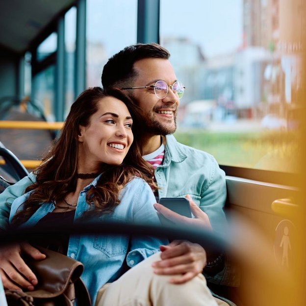 Ein Mann und ein Frau sitzen in einem Bus