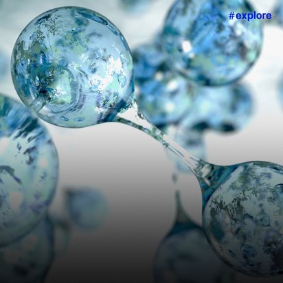 Eine Nahaufnahme von miteinander verbundenen blauen Kugeln, die wie Wassermoleküle oder Glasbläschen aussehen. Die transparenten Strukturen reflektieren Licht und haben einen schimmernden, blau-grünlichen Farbton.