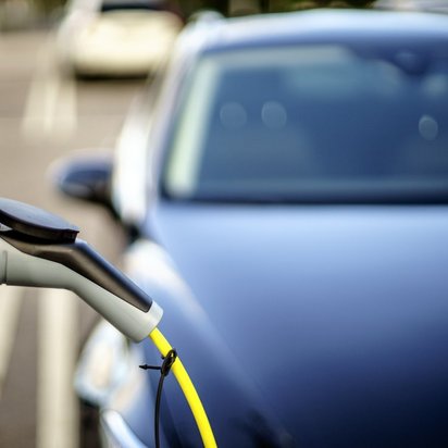 Elektroauto wird an einer Ladestation aufgeladen