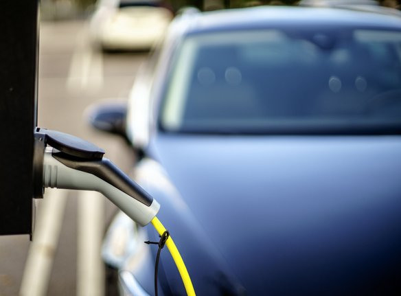 Elektroauto wird an einer Ladestation aufgeladen