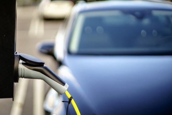 Elektroauto wird an einer Ladestation aufgeladen