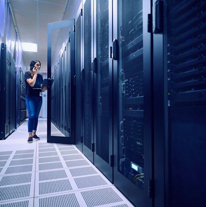 Rechenzentrum Technikerin im Rechenzentrum prüft Serverinfrastruktur für Anlagensicherheit und IT-Security.