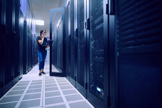 Rechenzentrum Technikerin im Rechenzentrum prüft Serverinfrastruktur für Anlagensicherheit und IT-Security.