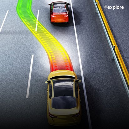 Vogelperspektive einer mehrspurigen Autobahn mit einem gelben Auto auf der mittleren Spur und einem roten Auto rechts davon. Vom gelben Fahrzeug geht ein farbiger Lichtkegel aus (grün bis rot), der ein Fahrassistenzsystem zur Spurhaltung oder Kollisionserkennung visualisiert.