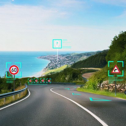 Auto auf Küstenstraße mit digitaler Verkehrszeichenerkennung