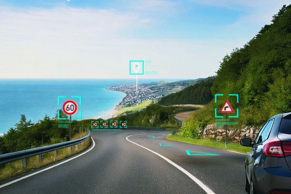 Auto auf Küstenstraße mit digitaler Verkehrszeichenerkennung