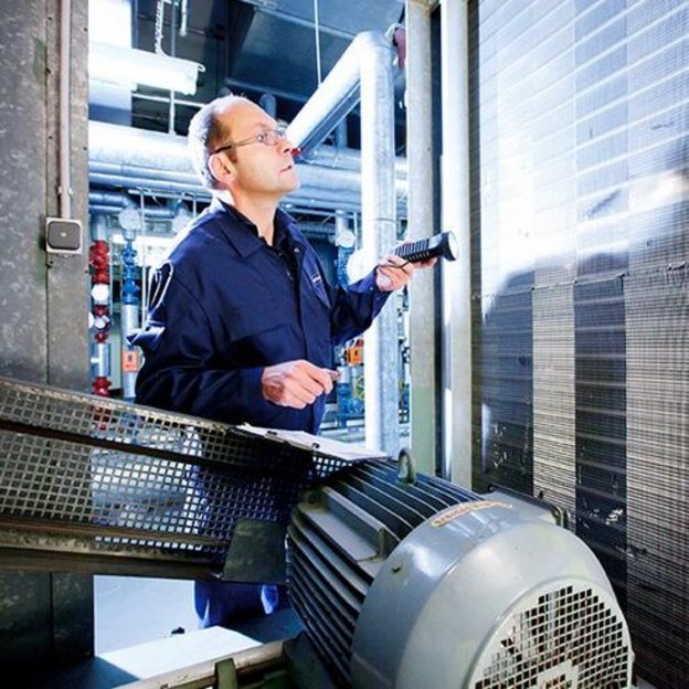 TÜV NORD-Techniker prüft industrielle Klimaanlage