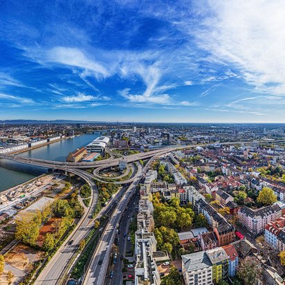 Panorama von Ludwigshafen mit Blick auf die Stadt und den Fluss