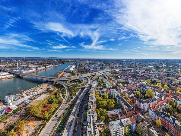 Panorama von Ludwigshafen mit Blick auf die Stadt und den Fluss