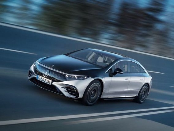 Ein schnell fahrendes schwarzes und silbernes Benz-Auto auf der Straße.