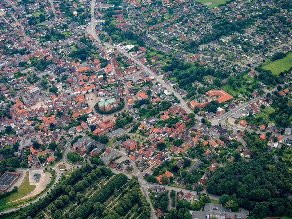 Luftaufnahme der Stadt Elmshorn mit Wohngebieten, Grünflächen und dem Stadtzentrum
