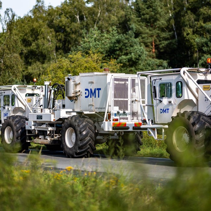 Darstellung einer Geothermie-Anlage, die die Nutzung von Erdwärme zur Energiegewinnung zeigt, mit Bohrgeräten und technischen Einrichtungen im Vordergrund.