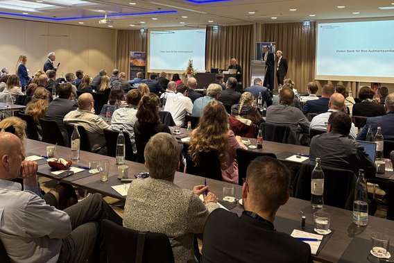 Auditorium Symposium Blick in den Konferenzsaal mit zahlreichen Teilnehmenden